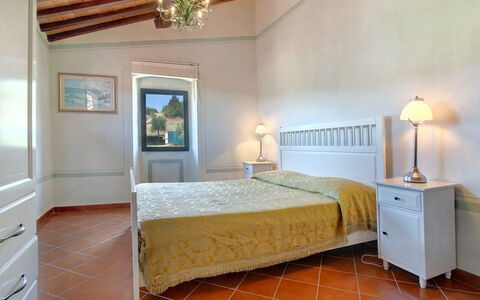 Villa Stolli: Camera Da Letto, Mobilia, Camera, Letto, Proprietà, Lenzuolo, Telaio Del Letto, Interior Design, Pavimento, Soffitto