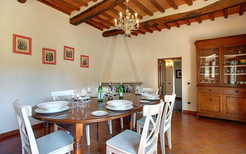 Villa Stolli: Proprietà, Camera, Costruzione, Sala Da Pranzo, Mobilia, Casa, Interior Design, Soffitto, Immobiliare, Tavolo