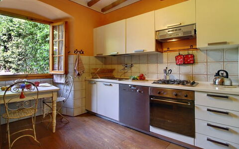 Villa Acacia: Controsoffitto, Camera, Cucina, Proprietà, Cabinetry, Mobilia, Costruzione, Casa, Pavimento In Legno, Pavimento