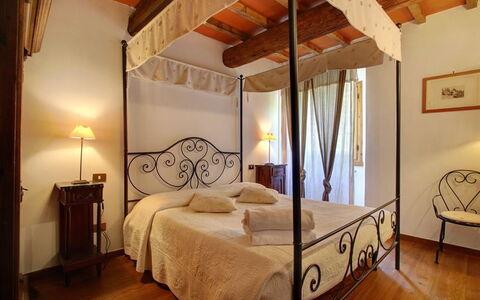 Villa Acacia: Letto, Camera Da Letto, Mobilia, Camera, Proprietà, Telaio Del Letto, Interior Design, Costruzione, Lenzuolo, Letto A Baldacchino