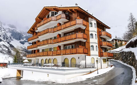 Leukerbad 480: Cielo, Costruzione, Pianta, Proprietà, Albero, Montagna, Urban Design, Facciata, Condominio, Città