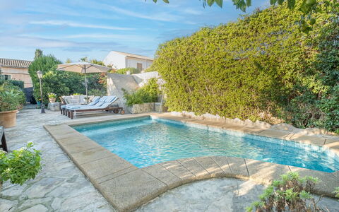 Sa Teulera: Piscina, Materiale Composito, Flagstone, Giochi D'Acqua, Giardino, Shade, Landscaping, Piastrella, Ricorrere, Backyard
