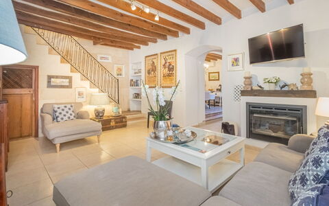 Sa Teulera: Mobilia, Parete, Interior Design, Divano, Legna, Casa, Pavimentazione, Soggiorno, Soffitto, Pavimento