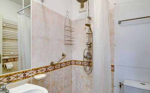 Les Quais de L'Amirauté: Proprietà, Idraulico Fixture, Specchio, Bagno, Rubinetto, Legna, Interior Design, Pavimento, Parete, Pavimentazione