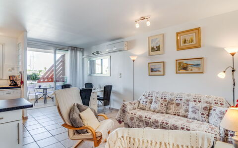 Les Quais de L'Amirauté: Cornice, Mobilia, Proprietà, Divano, Legna, Soggiorno, Illuminazione, Finestra, Pavimento, Interior Design