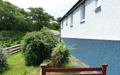 Alan'S House: Pianta, Finestra, Cielo, Verde, Costruzione, Panchina, Albero, Paesaggio Naturale, Lotto, Villetta