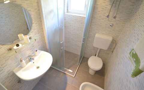 Ivan: Idraulico Fixture, Lavandino Del Bagno, Rubinetto, Specchio, Lavello, Costruzione, Bagno, Viola, Legna, Casa