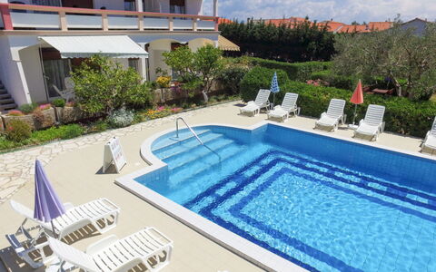 Ivan: Acqua, Pianta, Costruzione, Cielo, Piscina, Azzurro, Blu, Nube, Finestra, Mobili Da Esterno