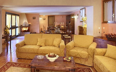 Sughera Villa: Soggiorno, Camera, Proprietà, Mobilia, Interior Design, Costruzione, Suite, Immobiliare, Casa, Tavolo
