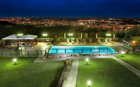 Sughera Villa: Notte, Verde, Cielo, Illuminazione, Luce, Architettura, Stabilimento Sportivo, Erba, Albero, Casa