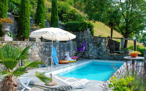 1000 e 1 Notte: Acqua, Pianta, Proprietà, Piscina, Costruzione, Albero, Ombrello, Mobili Da Esterno, Shade, Sedia