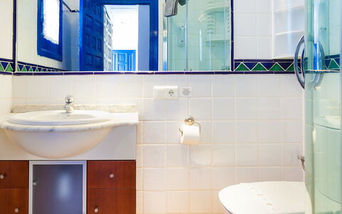 Nerja Penthouse: Rubinetto, Specchio, Lavello, Idraulico Fixture, Proprietà, Lavandino Del Bagno, Mobiletto Del Bagno, Viola, Bagno, Azzurro