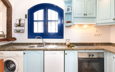 Nerja Penthouse: Cabinetry, Proprietà, Lavandino Della Cucina, Controsoffitto, Rubinetto, Bianca, Lavello, Cucina, Cucina Stufa, Prodotto