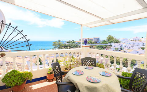 Nerja Penthouse: Tavolo, Pianta, Mobilia, Proprietà, Cielo, Sedia, Costruzione, Nube, Vaso Di Fiori, Shade