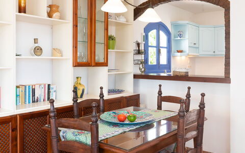 Nerja Penthouse: Tavolo, Proprietà, Mobilia, Cabinetry, Azzurro, Finestra, Legna, Mensola, Interior Design, Illuminazione
