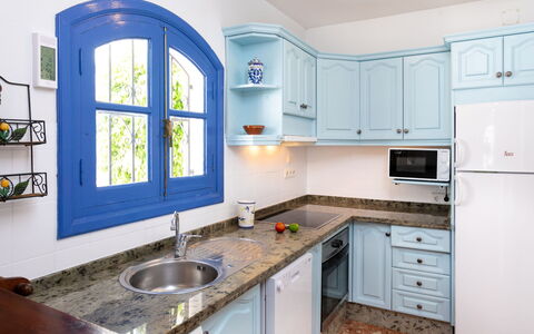 Nerja Penthouse: Controsoffitto, Cabinetry, Lavandino Della Cucina, Lavello, Rubinetto, Proprietà, Finestra, Cucina, Idraulico Fixture, Costruzione