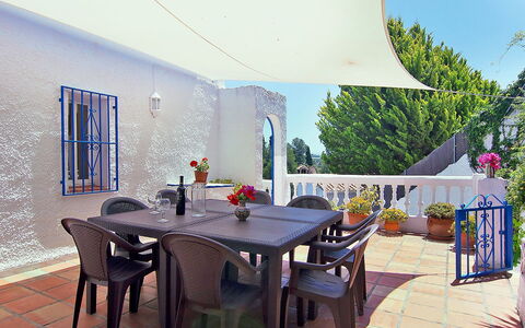 Villa Pueblo Jara: Tavolo, Mobilia, Sedia, Shade, Cielo, Tavolo Esterno, Interior Design, Pianta, Mobili Da Esterno, Pavimento