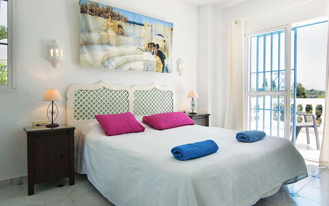 Villa Pueblo Jara: Mobilia, Proprietà, Azzurro, Comfort, Tessile, Telaio Del Letto, Interior Design, Finestra, Cuscino, Letto