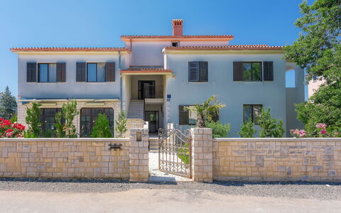 Medulin 111: Pianta, Cielo, Proprietà, Finestra, Costruzione, Porta, Albero, Casa, Zona Residenziale