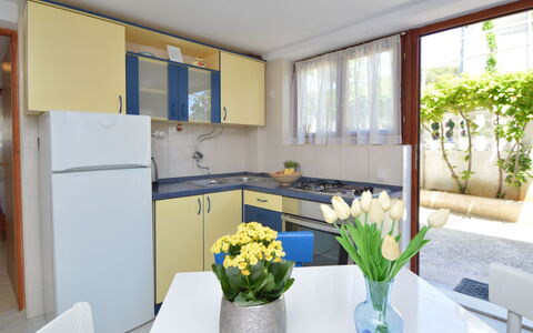 Brodarica Žaborić 110: Fiore, Costruzione, Pianta, Mobilia, Tavolo, Cabinetry, Finestra, Vaso Di Fiori, Controsoffitto, Pianta Della Casa