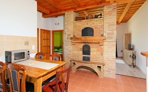 Sundance: Proprietà, Mobilia, Tavolo, Legna, Arancia, Interior Design, Cucina, Table Tennis Racket, Pavimentazione, Soggiorno