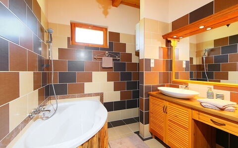 Sundance: Rubinetto, Lavello, Idraulico Fixture, Proprietà, Vasca Da Bagno, Cabinetry, Legna, Lavandino Del Bagno, Bagno, Architettura