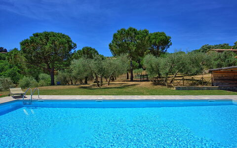 Casa Olivia: Piscina, Proprietà, Immobiliare, Paesaggio Naturale, Estate, Tempo Libero, Acqua, Casa, Erba, Villa