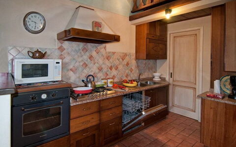 Il Nido In Garfagnana: Controsoffitto, Cabinetry, Camera, Mobilia, Cucina, Proprietà, Pavimento, Costruzione, Cucina Stufa, Latifoglie