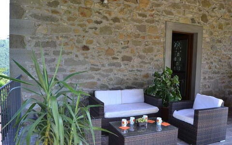Il Nido In Garfagnana: Proprietà, Parete, Camera, Mobilia, Piastrella, Interior Design, Casa, Costruzione, Tavolo, Brick