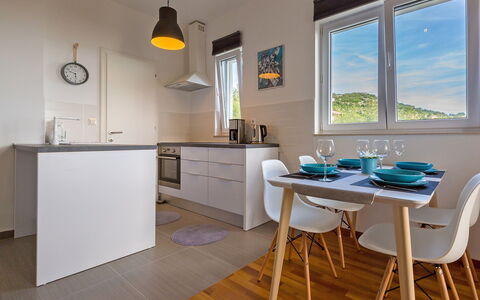 Novi Vinodolski Klenovica 104: Proprietà, Cabinetry, Mobilia, Controsoffitto, Tavolo, Finestra, Sedia, Legna, Illuminazione, Interior Design