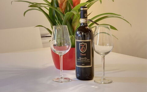 Residenza Monna Lisa: Bottiglia, Bevanda, Bottiglia Di Vetro, Barware, Vino Rosso, Bottiglia Di Vino, Bevanda Alcolica, Liquore, Vino, Bicchiere