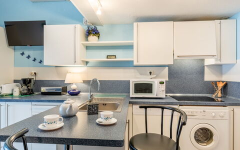Les Patios de la Mer: Cabinetry, Lavanderia, Mobilia, Controsoffitto, Proprietà, Elettrodomestico Da Cucina, Cucina Stufa, Cucina, Stufa A Gas, Azzurro