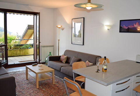 La Romantica: Tavolo, Mobilia, Divano, Proprietà, Cornice, Pianta, Legna, Sedia, Illuminazione, Interior Design