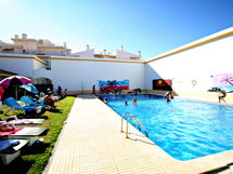 T2 Alfamar - 2 Bedroom Apt w Shared Pool, 300m Fro