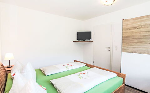 Fügen 330: Legna, Camera Da Letto, Letto, Interior Design, Lenzuolo, Bedding, Telaio Del Letto, Mobilia, Pavimento, Pavimentazione