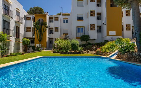 Apartamentos Pueblo Valleverde: Acqua, Pianta, Costruzione, Giorno, Proprietà, Cielo, Finestra, Azzurro, Piscina, Albero