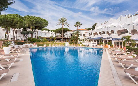 Reserva de Marbella: Acqua, Nube, Cielo, Mobilia, Piscina, Località Balneare, Pianta, Azzurro, Sedia, Albero