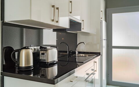Reserva de Marbella: Camera, Proprietà, Cabinetry, Cucina, Mobilia, Controsoffitto, Proprietà Del Materiale, Interior Design, Elettrodomestico Da Cucina, Elettrodomestico