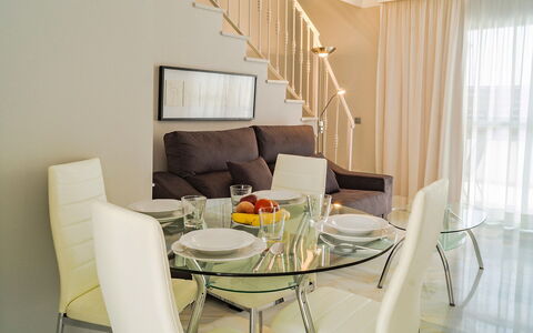 Reserva de Marbella: Camera, Interior Design, Mobilia, Proprietà, Soggiorno, Sala Da Pranzo, Tenda, Giallo, Tavolo, Costruzione