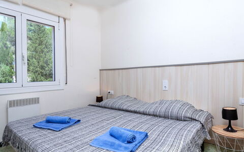 Gran Sol: Mobilia, Finestra, Costruzione, Comfort, Azzurro, Legna, Tessile, Architettura, Telaio Del Letto