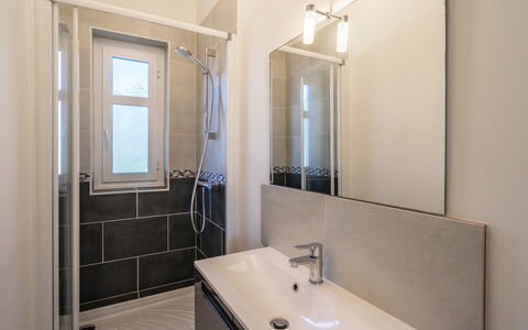 Jeanne D'Arc: Lavello, Idraulico Fixture, Rubinetto, Specchio, Costruzione, Legna, Bagno, Illuminazione, Interior Design