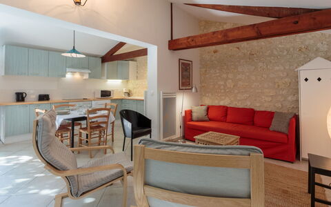 Domremy: Mobilia, Tavolo, Comfort, Sedia, Legna, Illuminazione, Interior Design, Pavimento, Parete, Soggiorno