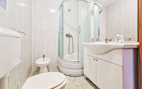 Matal: Pavimentazione, Idraulico Fixture, Pavimento, Interior Design, Lavello, Lavandino Del Bagno, Gabinetto, Bagno, Idraulico, Camera