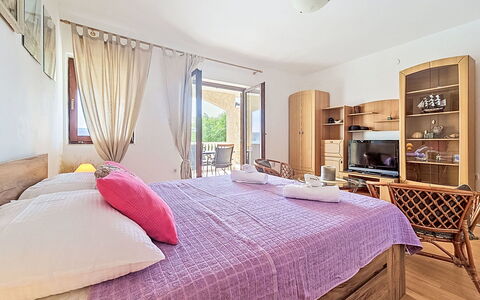 Matal: Mobilia, Letto, Interior Design, Camera Da Letto, Pavimento, Pavimentazione, Bedding, Lenzuolo, Legna, Camera