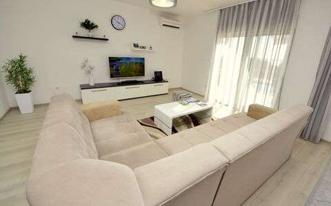 Aurora: Soggiorno, Mobilia, Proprietà, Camera, Interior Design, Pavimento, Tavolo, Parete, Tavolino Da Caffè, Costruzione