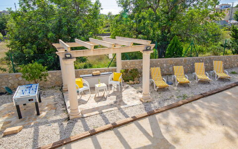 Costa Celia: Cielo, Nube, Manto Stradale, Pianta, Shade, Albero, Asfalto, Panchina, Urban Design, Legna
