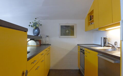 Im Gruebi Apt.5: Cabinetry, Proprietà, Giallo, Cucina, Interior Design, Cassetto, Costruzione, Elettrodomestico Da Cucina, Pavimentazione, Legna