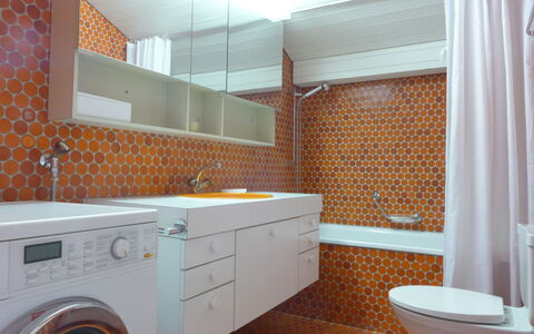 Im Gruebi Apt.5: Lavanderia, Asciugatrice, Proprietà, Specchio, Idraulico Fixture, Lavatrice, Prodotto, Bagno, Mobiletto Del Bagno, Cabinetry