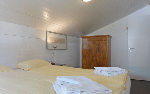 Im Gruebi Apt.5: Comfort, Legna, Costruzione, Pavimento, Letto, Latifoglie, Soffitto, Pavimentazione, Bedding