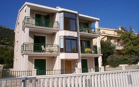 Orebić 122: Cielo, Costruzione, Finestra, Proprietà, Recinzione, Albero, Urban Design, Quartiere, Casa, Zona Residenziale